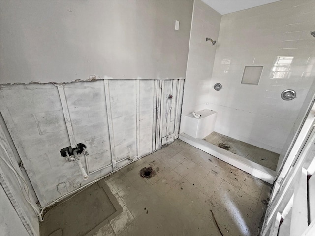 bathroom featuring a tile shower