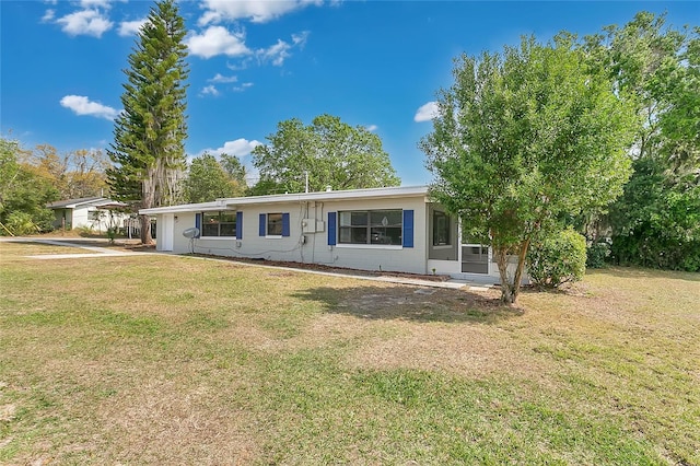 ranch-style home featuring a front lawn