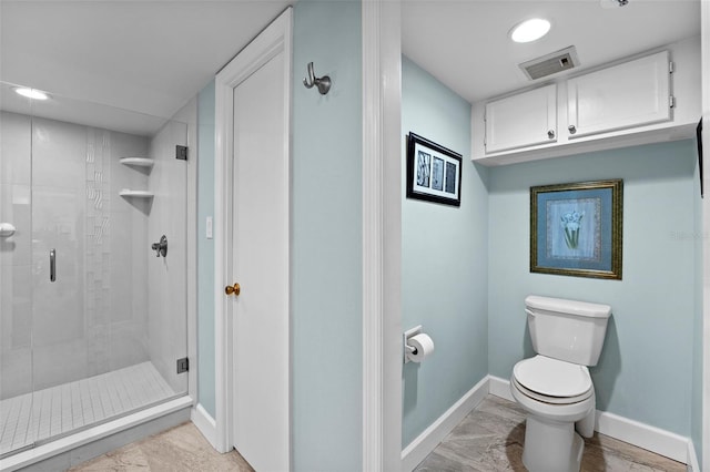 bathroom featuring visible vents, toilet, recessed lighting, a shower stall, and baseboards