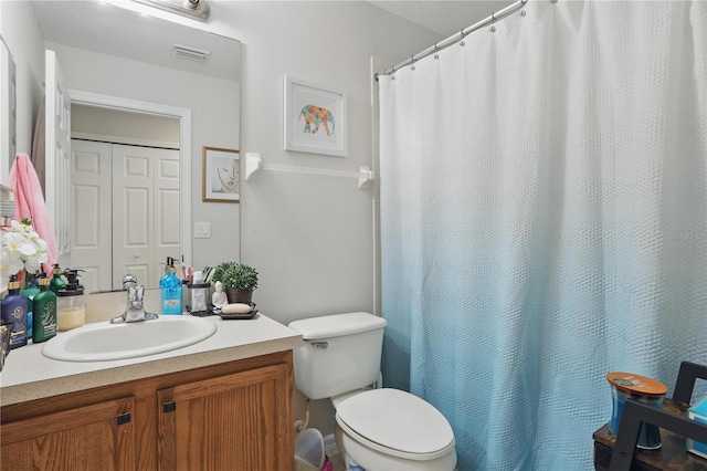 full bath with visible vents, curtained shower, toilet, and vanity