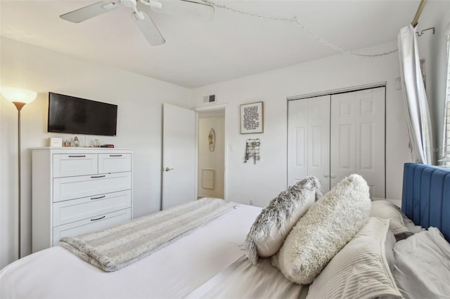 bedroom featuring a ceiling fan, visible vents, and a closet