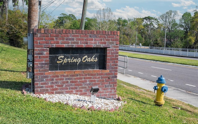 community sign featuring a lawn