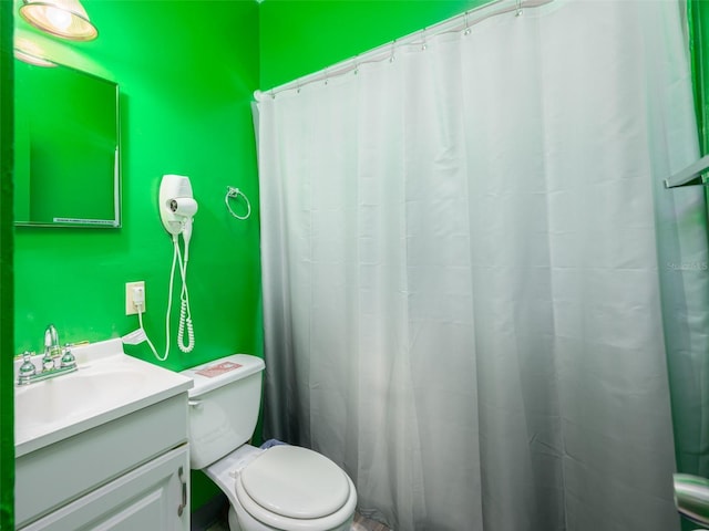 full bath with a shower with shower curtain, toilet, and vanity