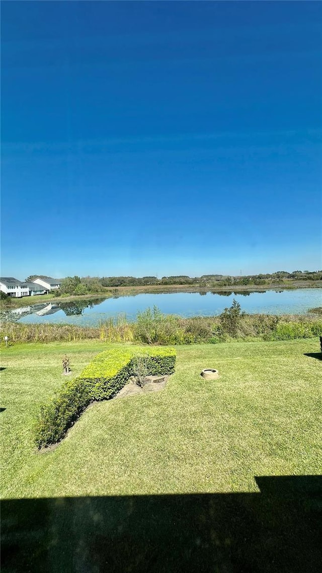 view of yard featuring a water view