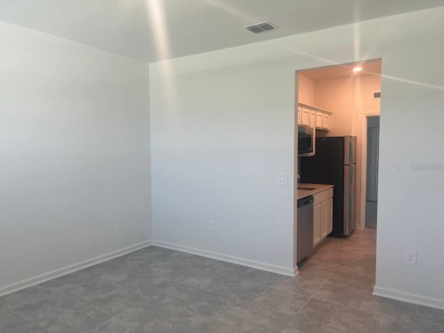 spare room with visible vents and baseboards