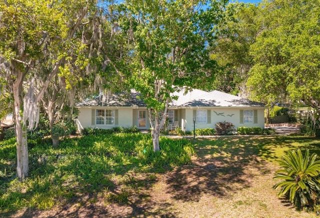 ranch-style home featuring stucco siding