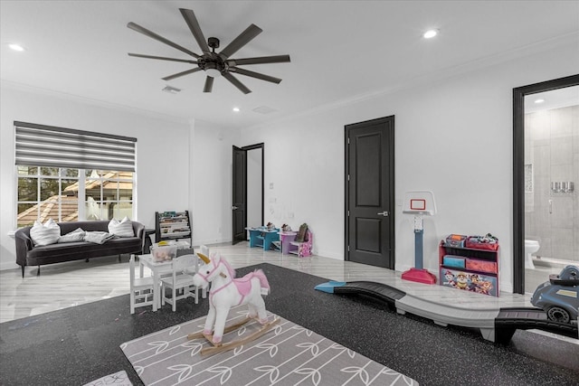 living room with visible vents, crown molding, baseboards, ceiling fan, and recessed lighting