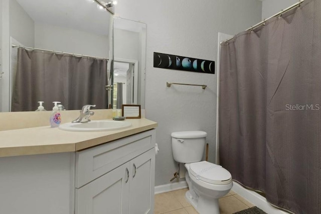 full bathroom featuring tile patterned flooring, toilet, vanity, and a shower with curtain