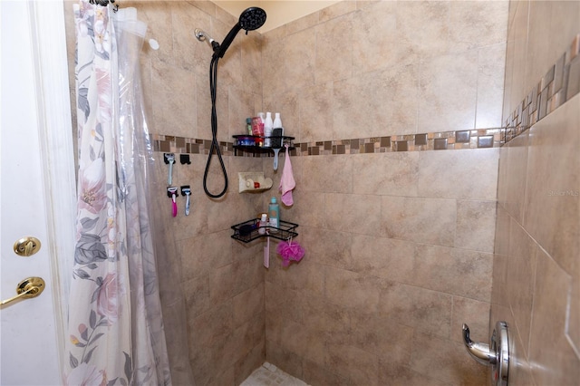 bathroom featuring tiled shower