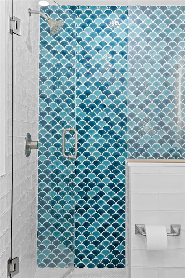 bathroom featuring a tile shower