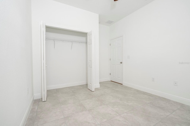 unfurnished bedroom featuring a closet, ceiling fan, and baseboards