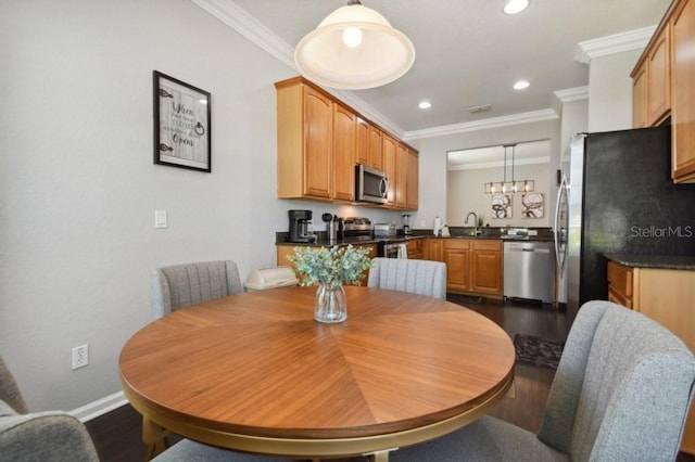 dining area with recessed lighting, baseboards, dark wood-style floors, and ornamental molding