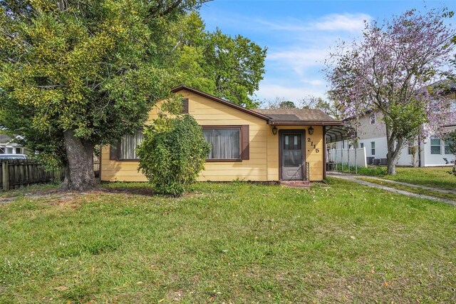 view of front of property featuring a front yard and fence