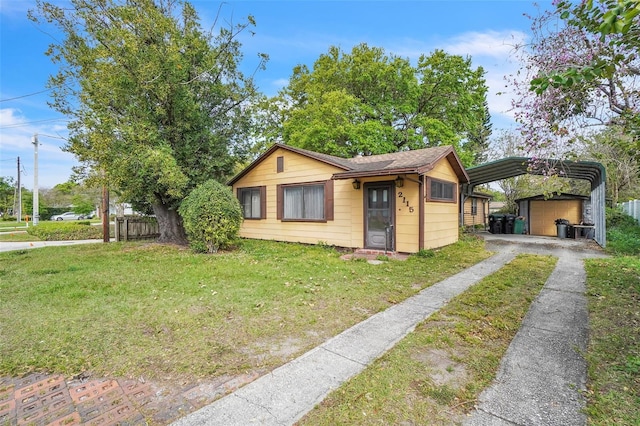 view of front of property featuring driveway, a front yard, and fence