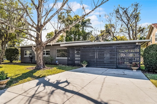 mid-century modern home featuring a front yard