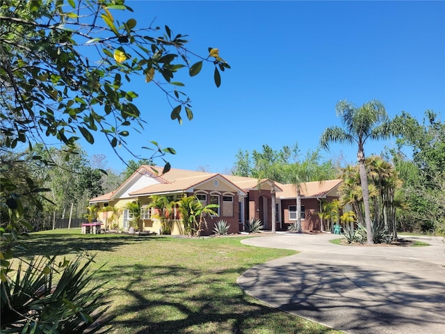 view of front facade with a front lawn and driveway