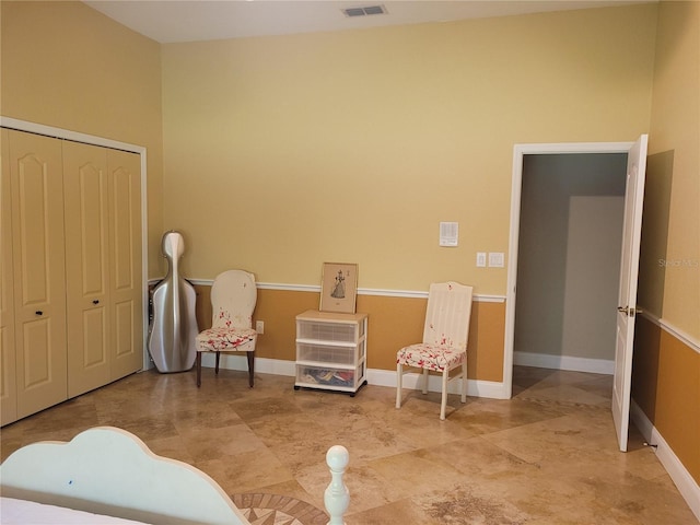 sitting room with visible vents and baseboards