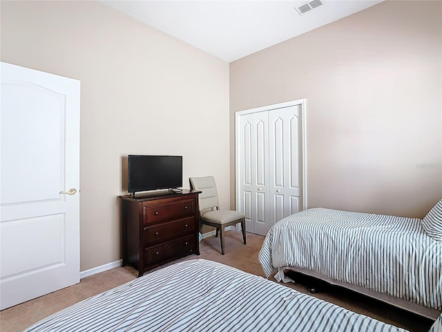 bedroom featuring visible vents, baseboards, a closet, and carpet flooring