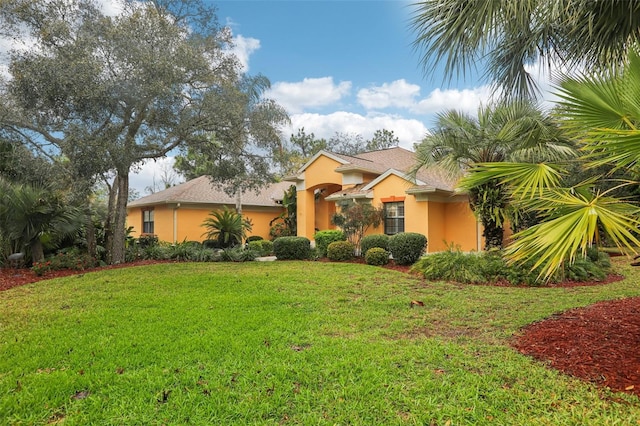 view of front facade featuring stucco siding and a front yard