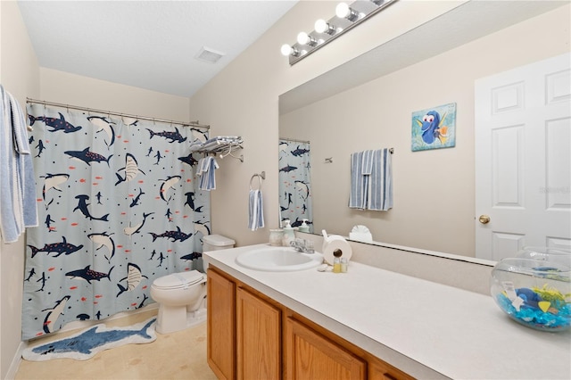 full bathroom featuring visible vents, toilet, vanity, and a shower with shower curtain