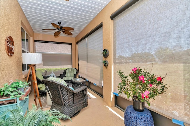 sunroom with ceiling fan