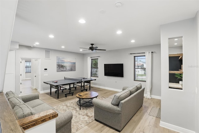 living area featuring recessed lighting, light wood-type flooring, baseboards, and a ceiling fan