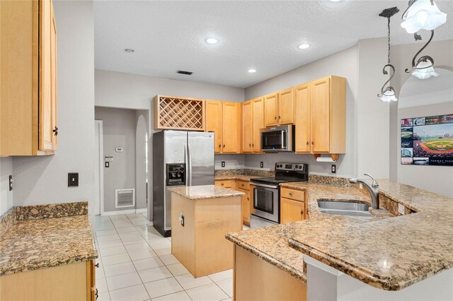 8611 Dover Oaks Ct, Orlando, FL 32836 - kitchen featuring visible vents, a sink, light brown cabinetry, stainless steel appliances, and a kitchen island