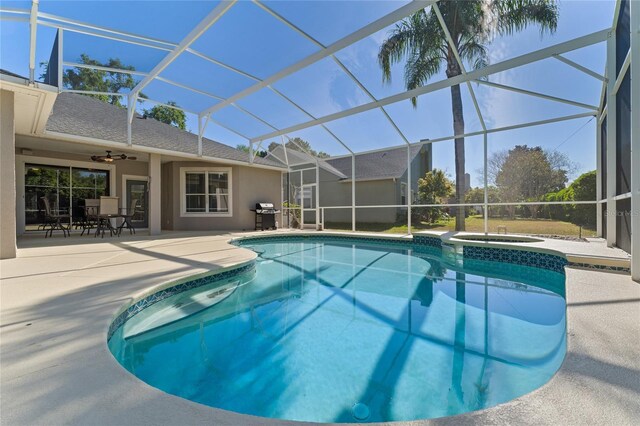 8611 Dover Oaks Ct, Orlando, FL 32836 - pool featuring a patio area, an in ground hot tub, glass enclosure, and area for grilling