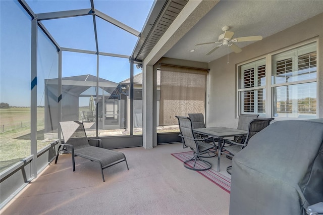 sunroom with ceiling fan