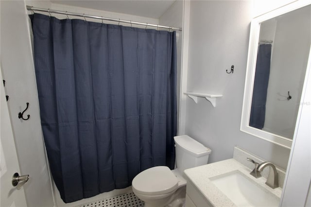 full bathroom featuring a shower with shower curtain, toilet, and vanity