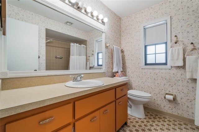 full bath featuring plenty of natural light, toilet, and wallpapered walls