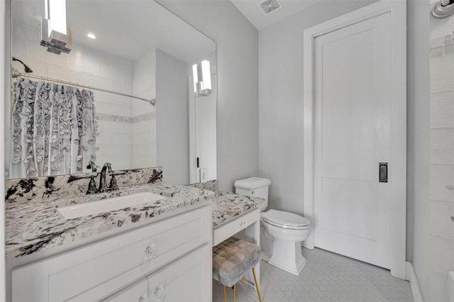 full bath with tile patterned floors, visible vents, toilet, a shower with curtain, and vanity