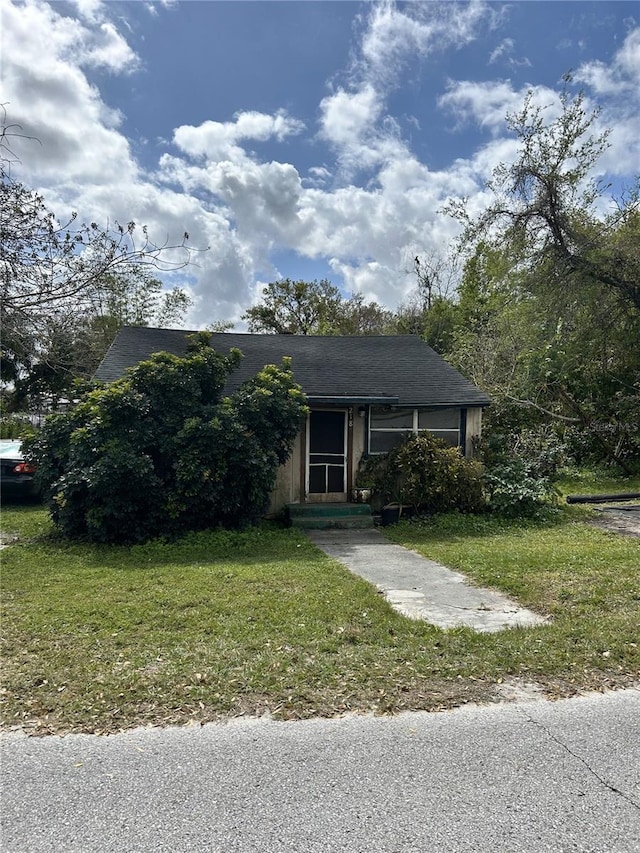 view of front facade with a front lawn