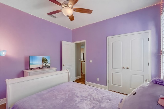 bedroom featuring visible vents, baseboards, a closet, and a ceiling fan