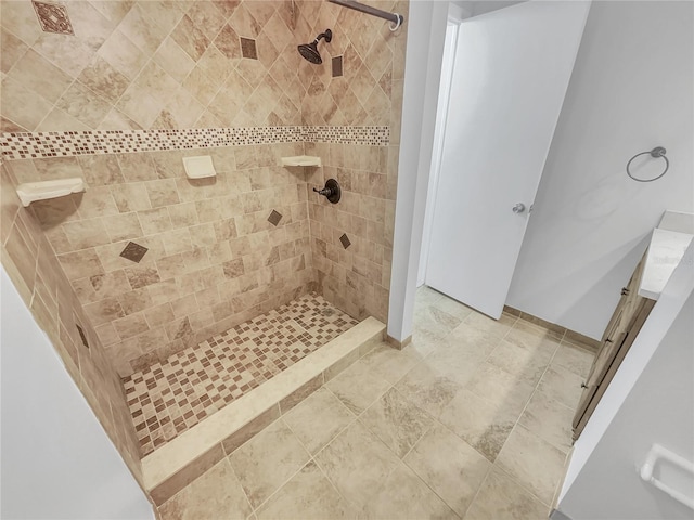 bathroom featuring a tile shower