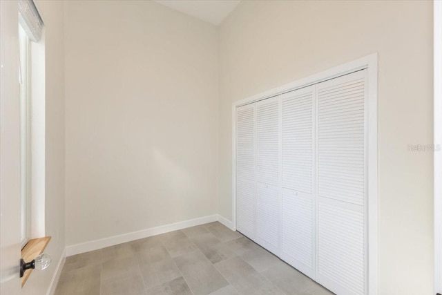 unfurnished bedroom featuring baseboards and a closet