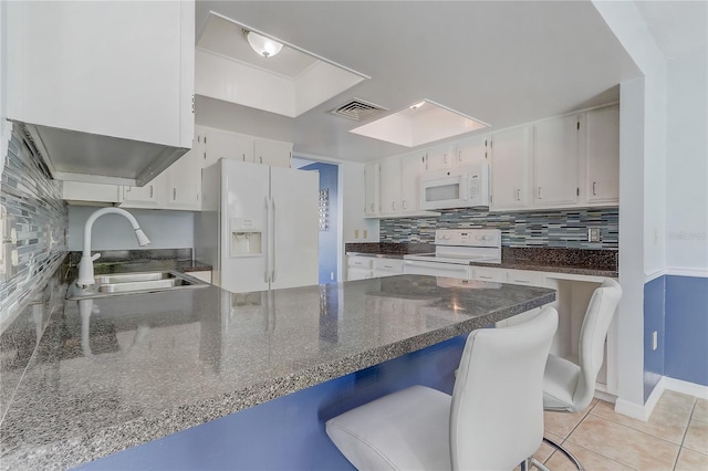 1318 Chebon Ct Unit E-F, Unit E-F, Apopka, FL 32712 - kitchen with white appliances, decorative backsplash, a sink, visible vents, and a peninsula