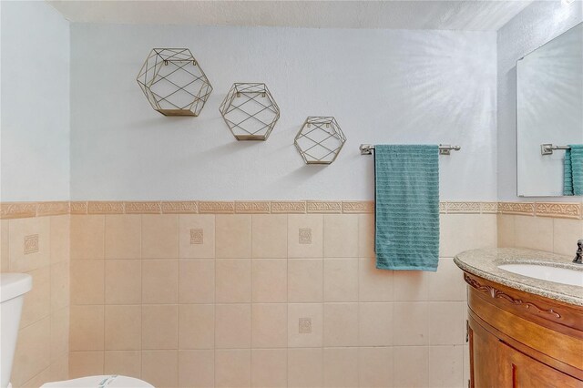1318 Chebon Ct Unit E-F, Unit E-F, Apopka, FL 32712 - half bath with toilet, a wainscoted wall, tile walls, and vanity