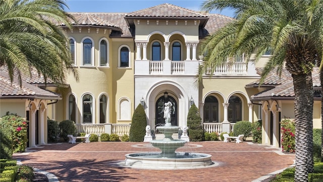 view of front facade featuring stucco siding and a tiled roof