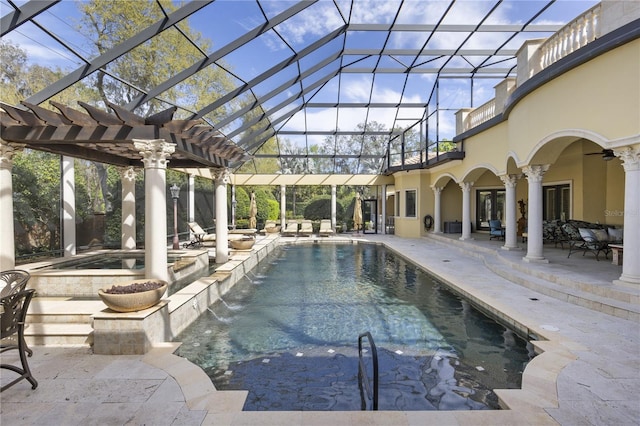 outdoor pool featuring a lanai, a patio, an in ground hot tub, a pergola, and a ceiling fan