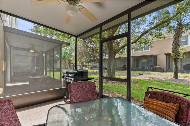 sunroom / solarium with a ceiling fan