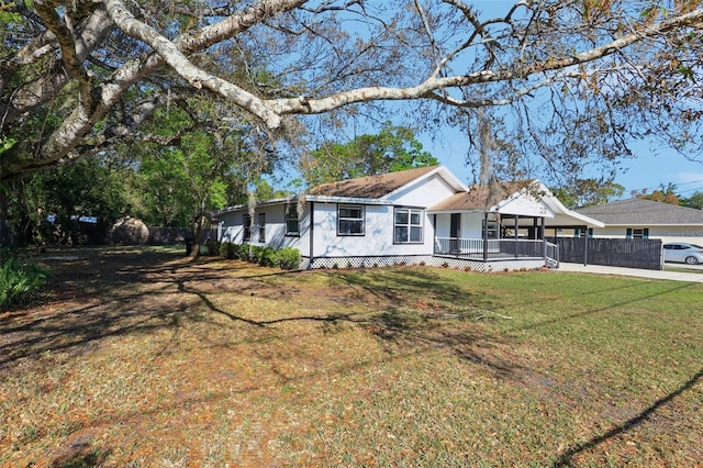 single story home with a front yard