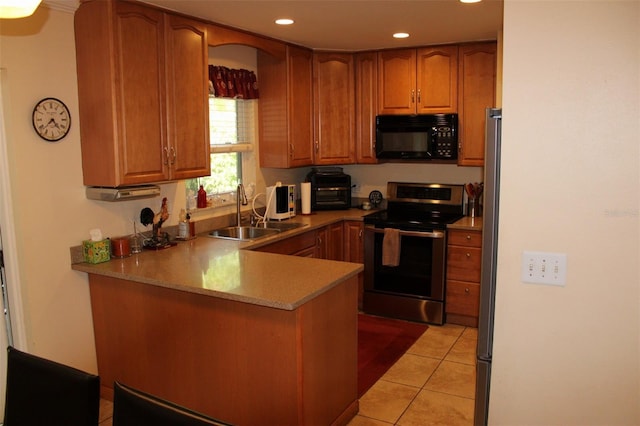 kitchen featuring a sink, stainless steel electric stove, a peninsula, light tile patterned flooring, and black microwave