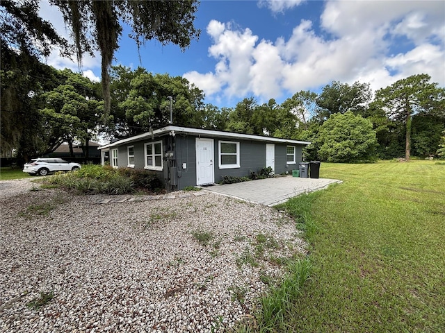 view of front of property featuring a front yard