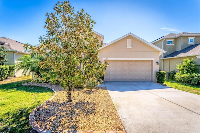 view of front of home featuring stucco siding, a front lawn, a garage, and driveway