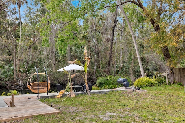 view of yard featuring a wooded view