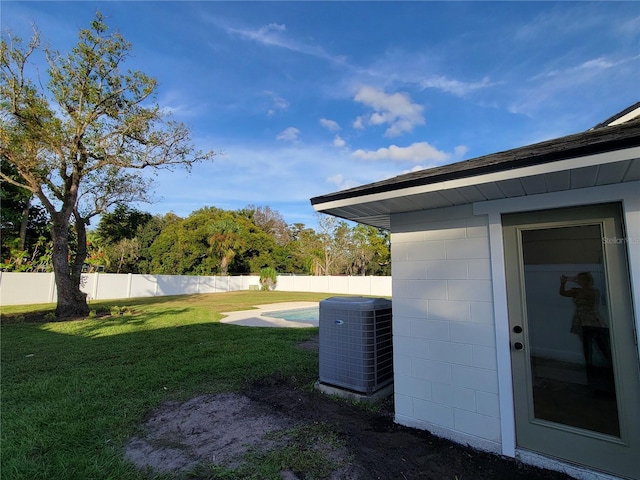 view of yard featuring a fenced backyard and central AC