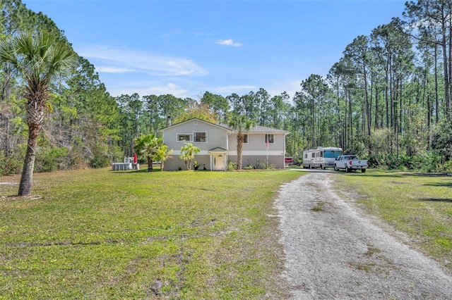 view of front of property featuring a front yard and driveway