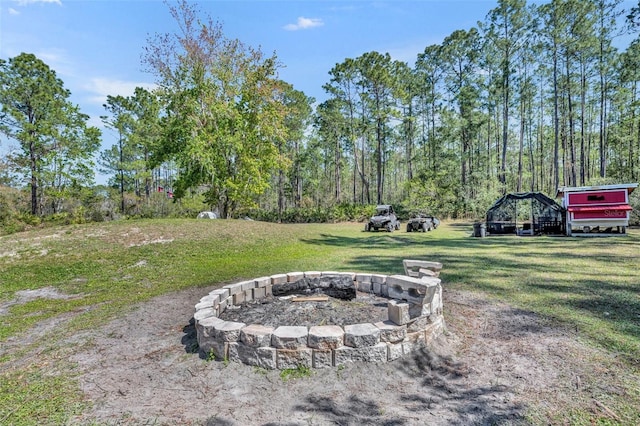 view of yard featuring a fire pit