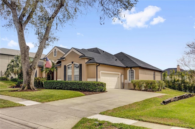 view of front of house featuring stucco siding, a front lawn, a garage, and driveway